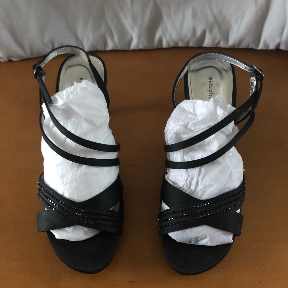 Metaphor size 7 black strap heels